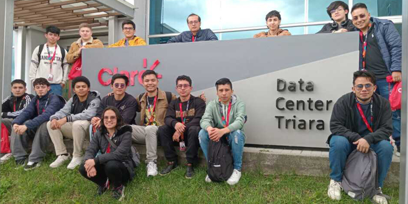 Noticia - Conocimiento en tiempo real: becarios del curso en Redes visitan el Data Center Triara